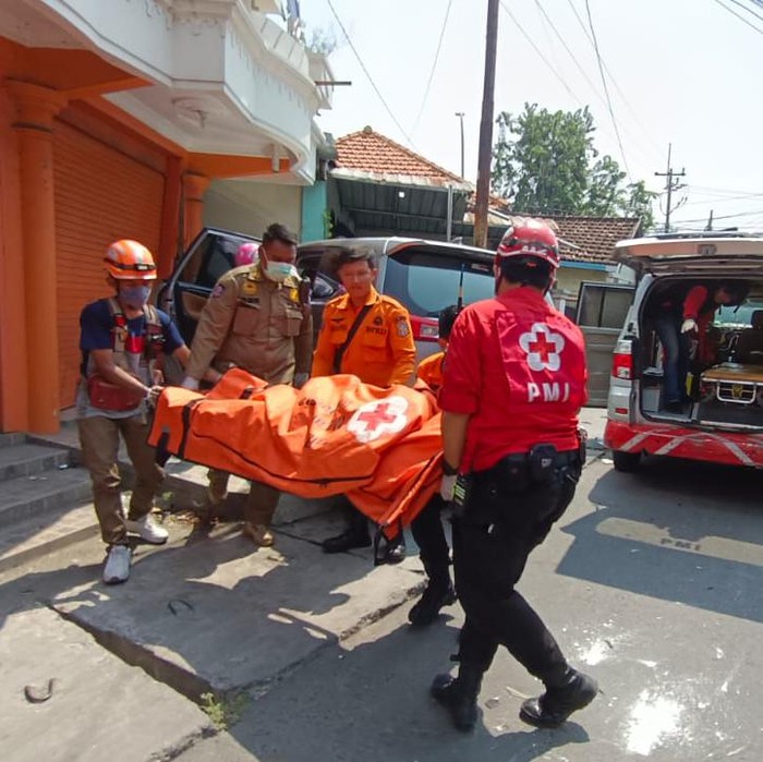 Innova Seruduk 2 Motor Lalu Tabrak Tembok di Pakal Surabaya, 1 Orang Tewas