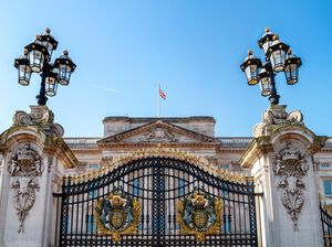 Panjat Istana Buckingham, Turis Lalu Sembunyi di Kandang Kuda