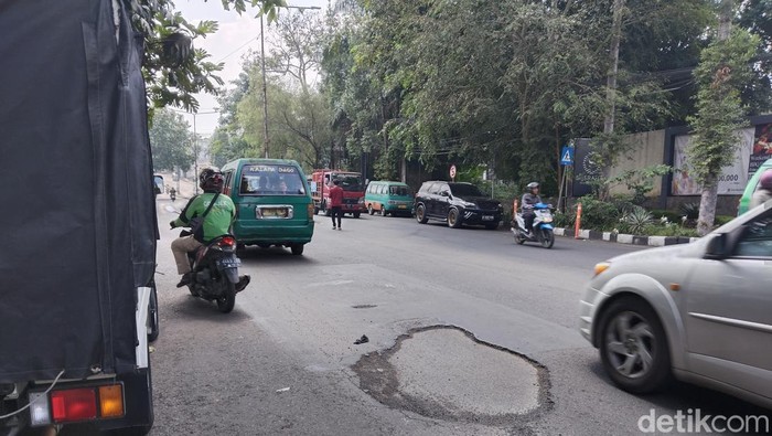 Jalan berlubang di Dago Bandung.