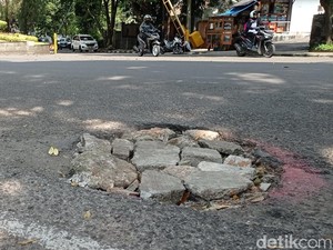 Suara Warga Keluhkan Jalan Berlubang di Sulanjana Bandung