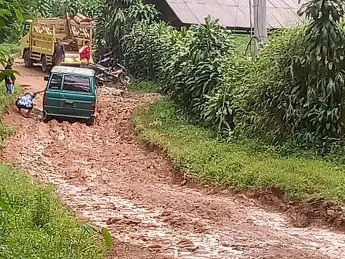 Jalan rusak di Cianjur.