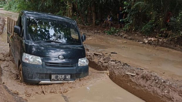 Jalan rusak yang viral di Way Kanan, Lampung. (Foto: Istimewa)