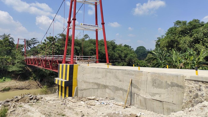 Jembatan nyaris ambruk di Lebak telah diperbaiki (Fathul-detikcom)