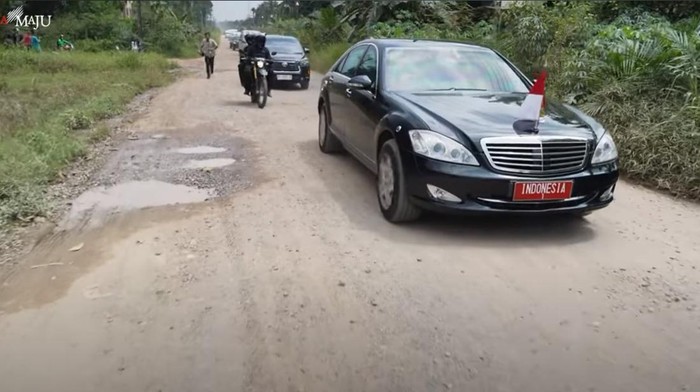 Jokowi Cek Jalan Rusak di Jambi Pakai Mobil Indonesia 1 (Tangkapan layar)