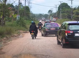 Usai Lampung Giliran Jambi, Lagi-lagi Jalan Rusak Dijajal Jokowi
