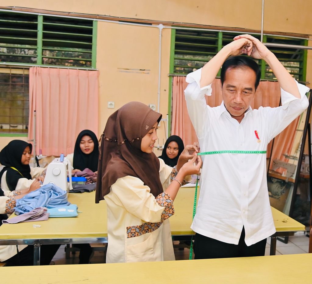 Made by vocational high school students in Jambi, Jokowi orders body measurements on the spot (Laily Rachev / Press Bureau of the Presidential Council)