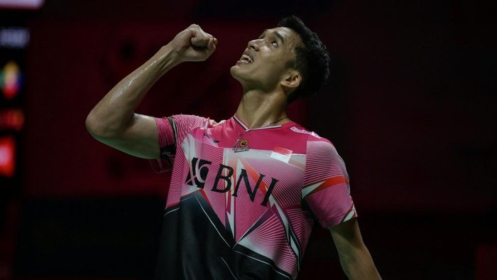 Indonesias Jonatan Christie (R) celebrates beating compatriot Chico Aura Dwi Wardoyo during the mens singles final match of the Daihatsu Indonesia Masters 2023 in Jakarta on January 29, 2023. (Photo by BAY ISMOYO / AFP)