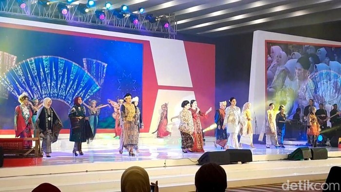 Kahiyang Ayu tampil bak model pada acara fashion show HUT Dekranas ke 43 di Medan. (Nizar Aldi/detikSumut)