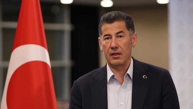 Kandidat presiden Aliansi ATA Sinan Ogan berbicara kepada pers di tengah penghitungan surat suara setelah pemilihan presiden dan parlemen berakhir pada pukul 5 sore. waktu setempat pada 14 Mei 2023, di Ankara, Turkiye. (Hakan Nural/Anadolu Agency via Getty Images)