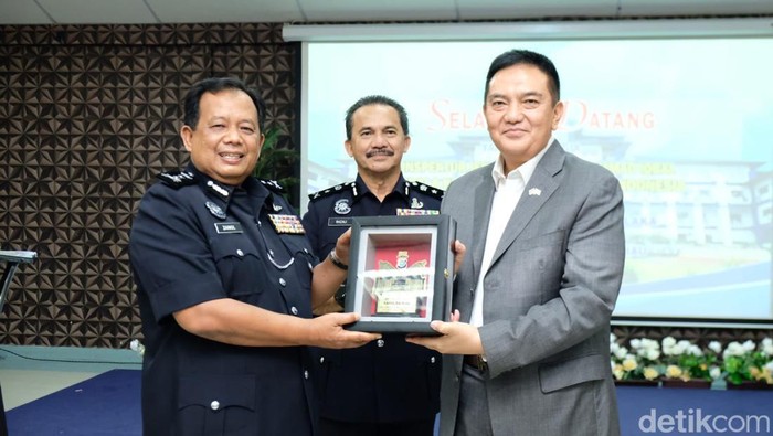 Kapolda Riau memberikan kenang-kenangan untuk polisi Malaysia.
