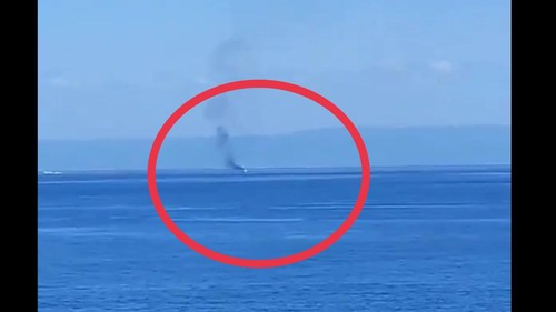 Tangkapan layar video kapal keluarkan asap tebal dikira kebakaran di Selat Lombok, Selasa (16/5/2023).