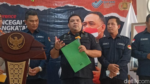 Sumber: https://awsimages.detik.net.id/community/media/visual/2023/05/16/kepala-kantor-imigrasi-kelas-i-khusus-tpi-soekarno-hatta-muhammad-tito-andrianto-adrial-akbardetikcom_169.jpeg?w=600&q=90