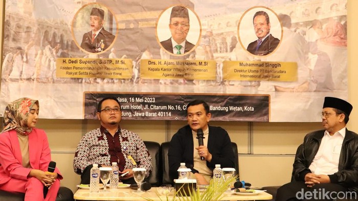 Kepala Kemenag Jabar Ajam Mustajam (paling kanan) dan Asda Dedi Supandi (kedua dari kanan)