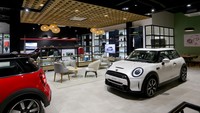 Anda dapat melihat koleksi terbaru MINI Original Lifestyle mulai dari T-shirt, botol minum, koper, dan tentunya aksesoris kendaraan yang dapat menunjang kenyamanan dan nilai sporty kendaaan MINI setiap pelanggan dengan aksesoris JCW, lengkap dari velg hingga bahkan ke gantungan kunci sekalipun.