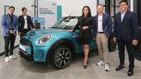 Head of MINI Asia, Kidd Yam, President Director PT Plaza Auto Raya-Plaza MINI, Paula Dewiyanti, Director of Communications BMW Group Indonesia, Jodie Otania, Chairman PT Plaza Auto Raya-Plaza MINI, Robert Wardhana dan Vice President Sales and Network Development BMW Group Indonesia, Bayu Riyanto.