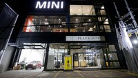 Desain showroom dengan konsep terbaru dari BMW Group, yaitu Retail Next memberikan tampilan segar dan mengundang para calon ataupun pelanggan untuk lebih menikmati waktu mereka di showroom ini. Pengalaman pelanggan sangat diutamakan dalam konsep Retail Next, dari awal memasuki bangunan diler ini, area parkir pelanggan kini sudah dilengkapi dengan 1 buah charging station untuk pelanggan yang memiliki MINI Electric. 