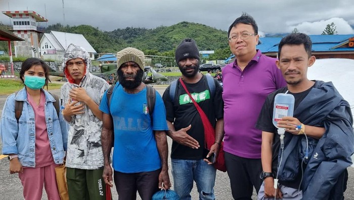 Dua orang pekerja proyek pembangunan tower BTS yang dibacok saat disandera KKB di Okibab, Pegunungan Bintang, Papua Pegunungan dirujuk ke rumah sakit di Kota Jayapura.