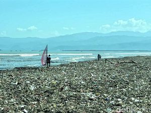 Jorok! Lautan Sampah di Pesisir Loji Sukabumi Bikin Ilfil