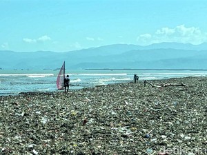 Jorok! Lautan Sampah di Pesisir Loji Sukabumi Bikin Ilfil