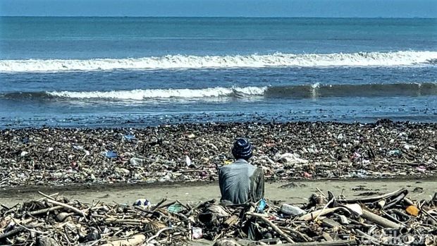 Lautan sampah di Pesisir Loji, Sukabumi.