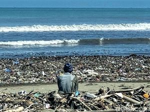 Pesisir Pantai Sukabumi Ternoda Sampah, Dulu Eksotis Kini Tragis
