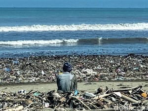 Surutnya Pesona Pantai Talanca Sukabumi gegara Sampah