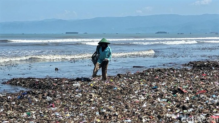 Lautan sampah di Pesisir Loji, Sukabumi.