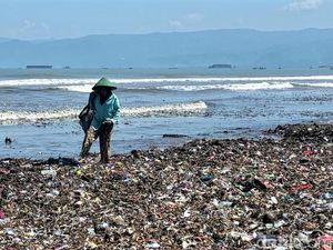 Bikin Jijik! Ada Pemandangan Lautan Sampah di Pesisir Loji Sukabumi