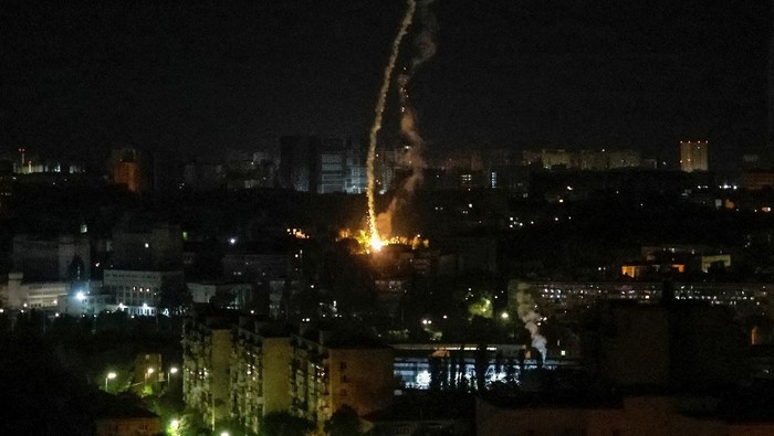 An explosion of a missile is seen in the city during a Russian missile strike, amid Russias attack on Ukraine, in Kyiv, Ukraine May 16, 2023. REUTERS/Gleb Garanich