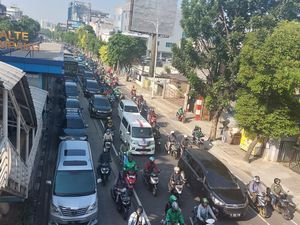 Lalin Mampang Jaksel Macet, Pengendara Ada yang Terobos Busway