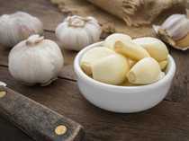 10 Manfaat Makan Bawang Putih Mentah bagi Kesehatan Tubuh