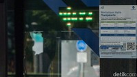 Stiker pemberitahuan revitalisasi terpasang di pintu keluar masuk ke bus TransJ.