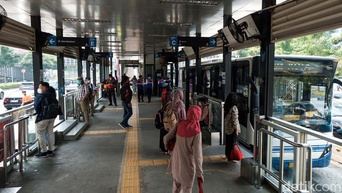 Halte TransJakarta (TransJ) Bundaran Senayan akan ditutup tanggal 31 Mei 2023. Penutupan dilakukan dalam rangka revitalisasi.