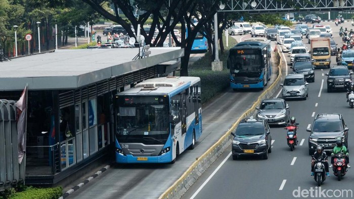Halte TransJakarta (TransJ) Bundaran Senayan bakal ditutup tanggal 31 Mei 2023. Penutupan dilakukan dalam rangka revitalisasi.