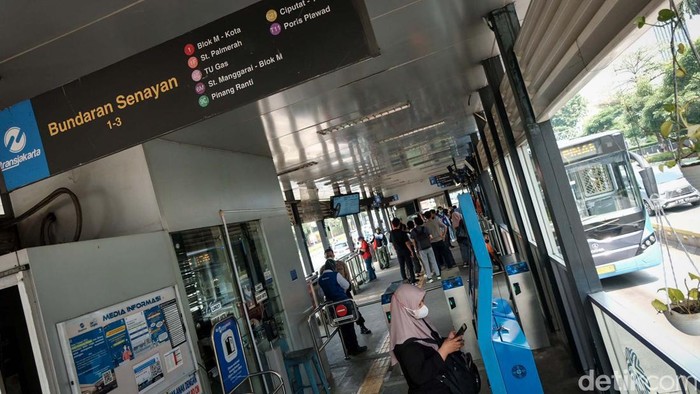 Halte TransJakarta (TransJ) Bundaran Senayan akan ditutup tanggal 31 Mei 2023. Penutupan dilakukan dalam rangka revitalisasi.