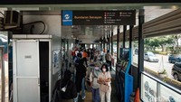 Penumpang hilir mudik di Halte TransJ Bundaran Senayan, Jakarta, Selasa (16/5/2023).