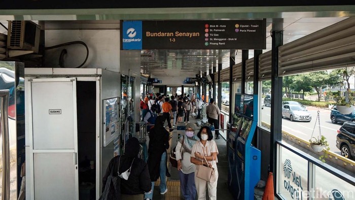 Halte TransJakarta (TransJ) Bundaran Senayan akan ditutup tanggal 31 Mei 2023. Penutupan dilakukan dalam rangka revitalisasi.
