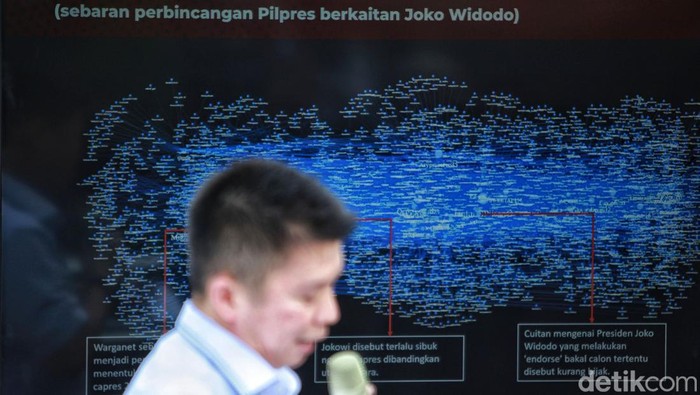 Para pembicara hadir dalam paparan riset big data dan monitoring media terkait isu capres cawapres di Jakarta, Selasa (15/5/2023). Hadir (kiri-kanan) moderator Brigita Manohara, politisi PDI-P Ansy Lema, politisi Partai Gerindra Habiburokhman, politisi Partai Demokrat Didik Mukrianto, dan Direktur PoliEco Digital Insight Institute Anthony Leong. Riset dilakukan di ranah media sosial dan isu media media terkait capres dan bakal cawapres.