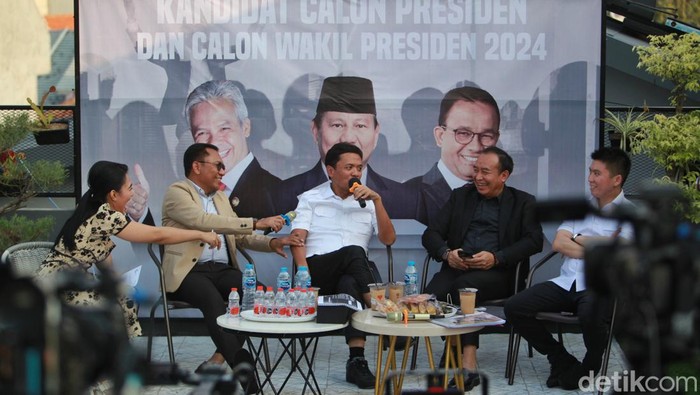 Para pembicara hadir dalam paparan riset big data dan monitoring media terkait isu capres cawapres di Jakarta, Selasa (15/5/2023). Hadir (kiri-kanan) moderator Brigita Manohara, politisi PDI-P Ansy Lema, politisi Partai Gerindra Habiburokhman, politisi Partai Demokrat Didik Mukrianto, dan Direktur PoliEco Digital Insight Institute Anthony Leong. Riset dilakukan di ranah media sosial dan isu media media terkait capres dan bakal cawapres.