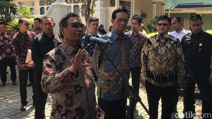 Menko Polhukam Mahfud Md setelah Rapat Koordinasi Pengendalian (Rakordal) pembangunan di Kompleks Kepatihan, Selasa (16/5/2023).