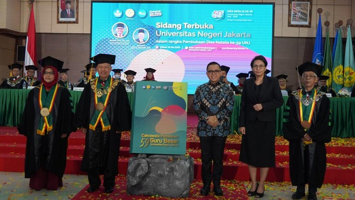 Menpan-RB Bicara Penguatan Peran Akademisi dalam Dies Natalis UNJ Menpan-RB Bicara Penguatan Peran Akademisi dalam Dies Natalis UNJ