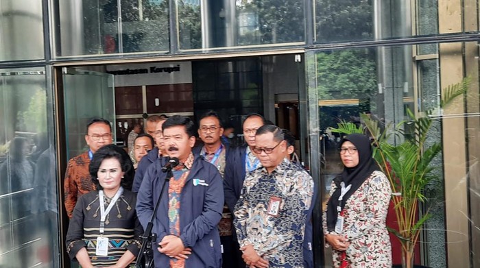 Menteri ATR Hadi Tjahjanto di KPK (kedua dari kiri)-(Yogi-detikcom)