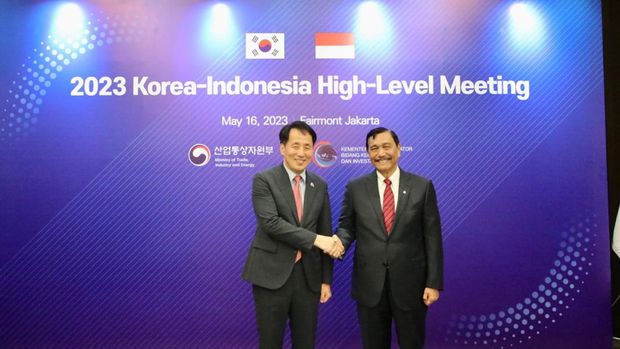 Menteri Koordinator Bidang Kemaritiman dan Investasi (Menko Marves) Luhut B. Pandjaitan melakukan pertemuan dengan Wakil Menteri Perdagangan, Industri, dan Energi Republik Korea Y. M. Jang Young Jin pada Selasa (16-05-2023). (Dok. Kemenko Marves)
