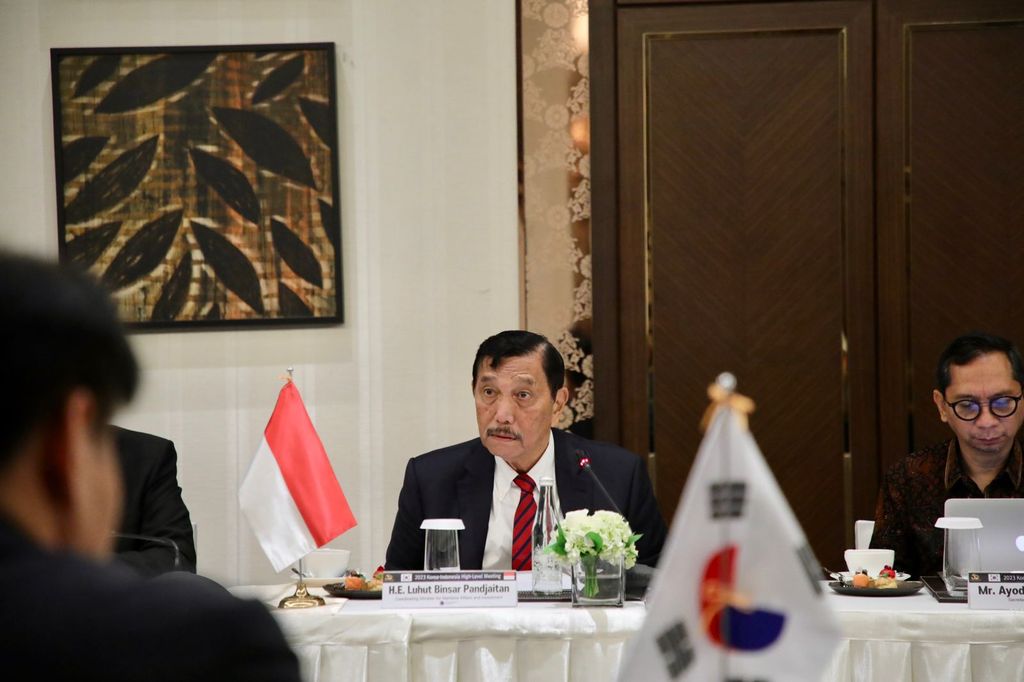 Menteri Koordinator Bidang Kemaritiman dan Investasi (Menko Marves) Luhut B. Pandjaitan melakukan pertemuan dengan Wakil Menteri Perdagangan, Industri, dan Energi Republik Korea Y. M. Jang Young Jin pada Selasa (16-05-2023). (Dok. Kemenko Marves)