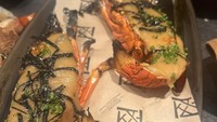 Selain memesan aneka steak, Nia dan Geng Cendol memesan lobster hingga seafood yang enak. Foto: Instagram