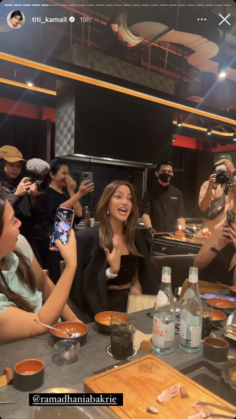 Meriah! Nia Ramadhani Rayakan Ultah Bareng Geng Cendol di Resto Terbaru Ayu Dewi