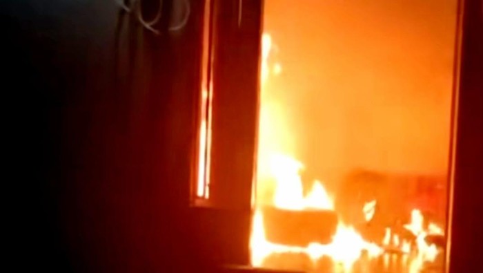 Mes karyawan lokasi pembunuhan gadis Toraja di Moworali dibakar massa. Dokumen Istimewa.