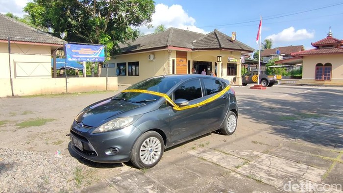 Mobil tempat penemuan wanita penuh luka di Kalibawang, Kulon Progo. Foto diunggah Selasa (16/5/2023).