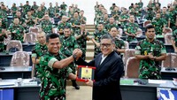 Pemikiran itu merupakan alternative of view pemikiran geopolitik Amerika, Eropa dan Asia. Jika pemikiran geopolitik Barat cenderung memperluas wilayah, maka geopolitik Soekarno justru bertujuan menjaga kedamaian di dunia.  