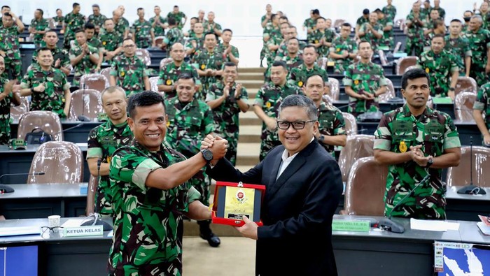 Dosen Universitas Pertahanan (Unhan) RI yang juga Sekretaris Jenderal DPP PDI Perjuangan (PDIP) Dr. Hasto Kristiyanto menyampaikan kuliah umum bertema geopolitik Soekarno di Sekolah Staf dan Komando (Sesko) TNI, Bandung, Selasa (16/5/2023).